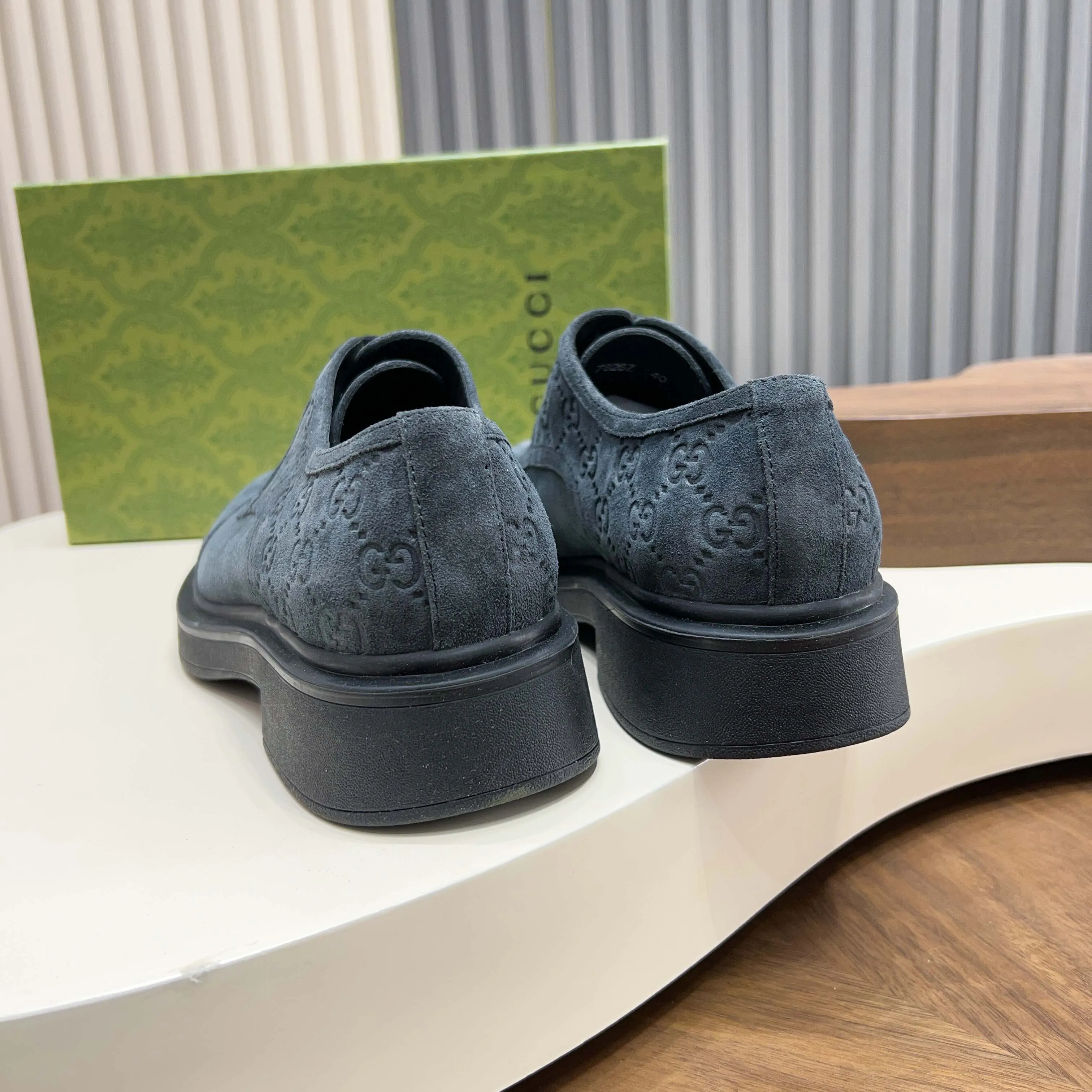 💰780 Gucci/Gucci new men’s lace-up shoes with GG details, matte cow leather derby shoes! The design of this men's lace-up shoe is rooted in the brand's heritage. Crafted from premium waxed cow leather, it is embellished with GG printed embossed suede leather details, a nod to Gucci's iconic monogram. The rubber sole decorated with GG pattern adds a touch of modern fashion to this design. Typical three-joint style design. European and American classic version, full calfskin lining. The overall upper texture is soft and the lining is comfortable and breathable. 2CM thickened soft rubber sole, easy to control. Versatile and stylish upper foot, multiple colors available to meet different matching needs, complete package! Size: 39-40-41-42-43-44 leather shoe size (38.45.46 can be customized)